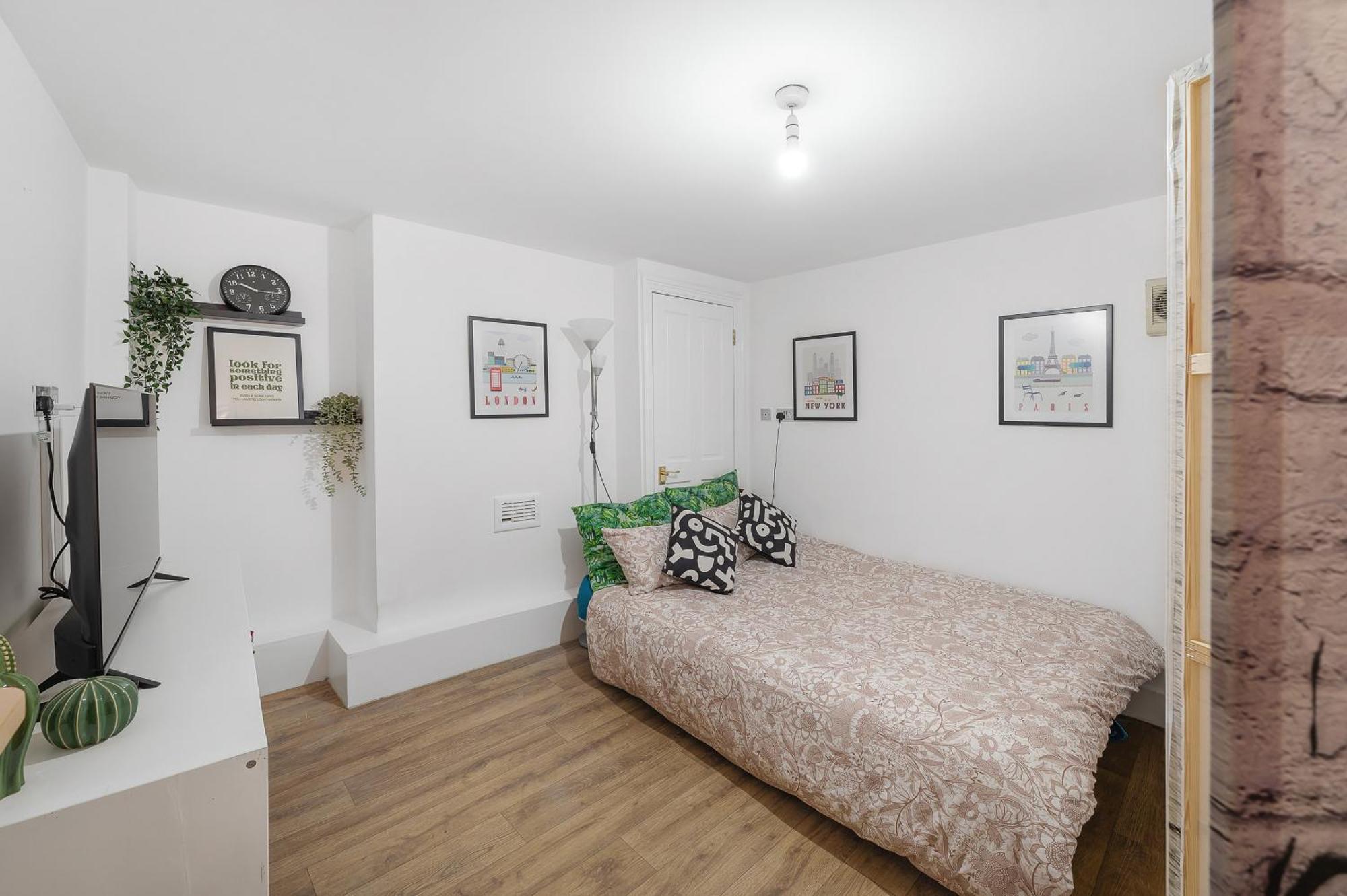 20 Min From Centre 2 Bedrooms W Ensuite * London